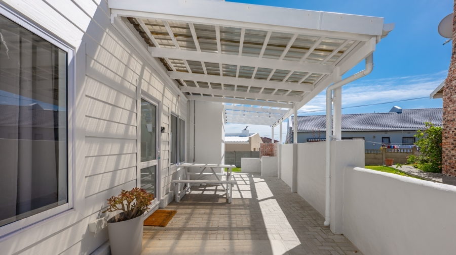 4 Bedroom Property for Sale in Struisbaai Western Cape